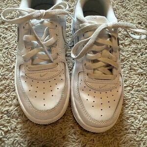 Nike White Sneakers Low-Top Minimalist Design
